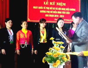 Đại diện lãnh đạo huyện Kim Bôi trao giấy khen cho các tập thể, cá nhân phụ nữ điển hình tiên tiến.